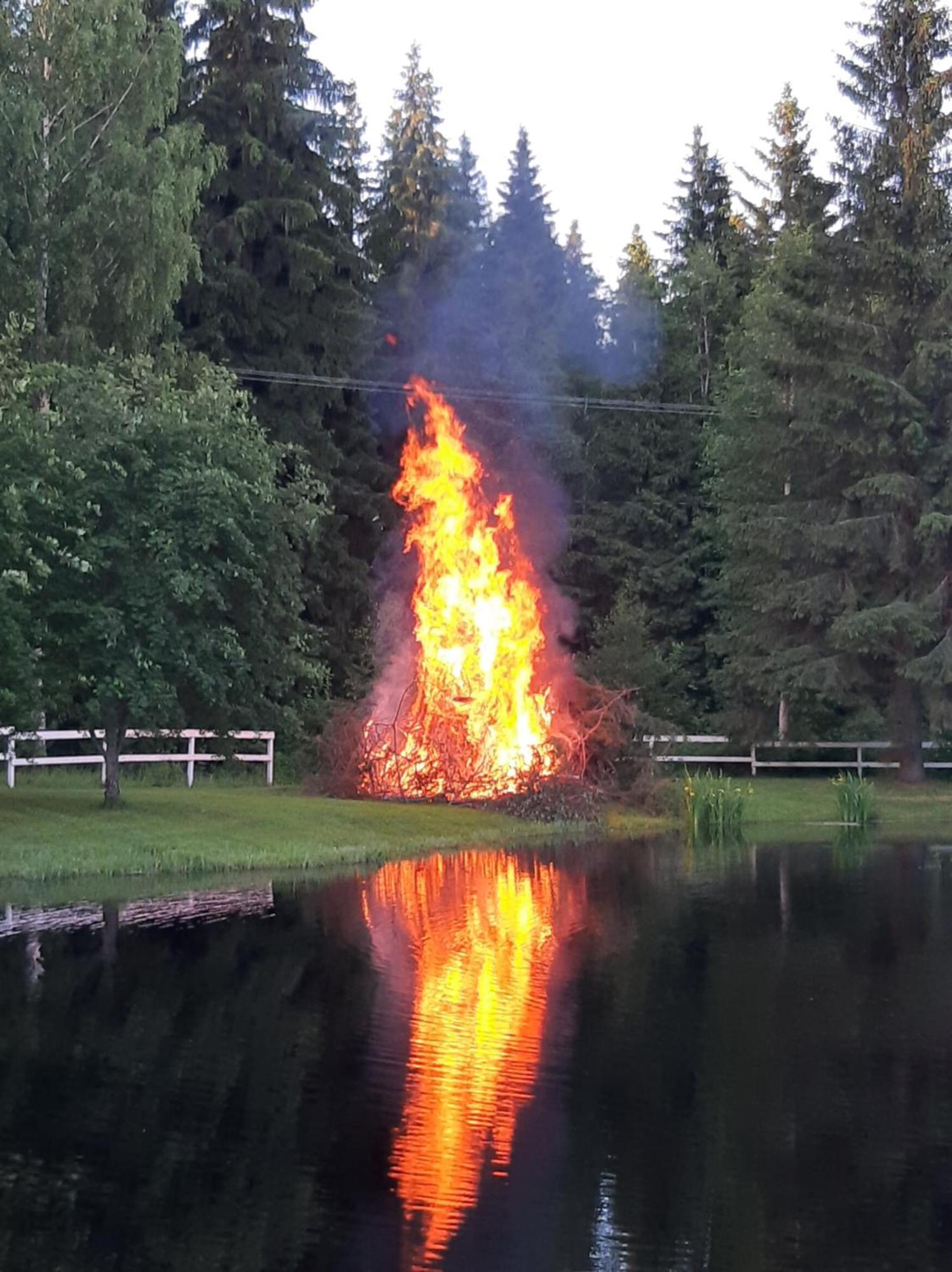 ホテル Huhtaniemen Moekkikylae Veteli エクステリア 写真